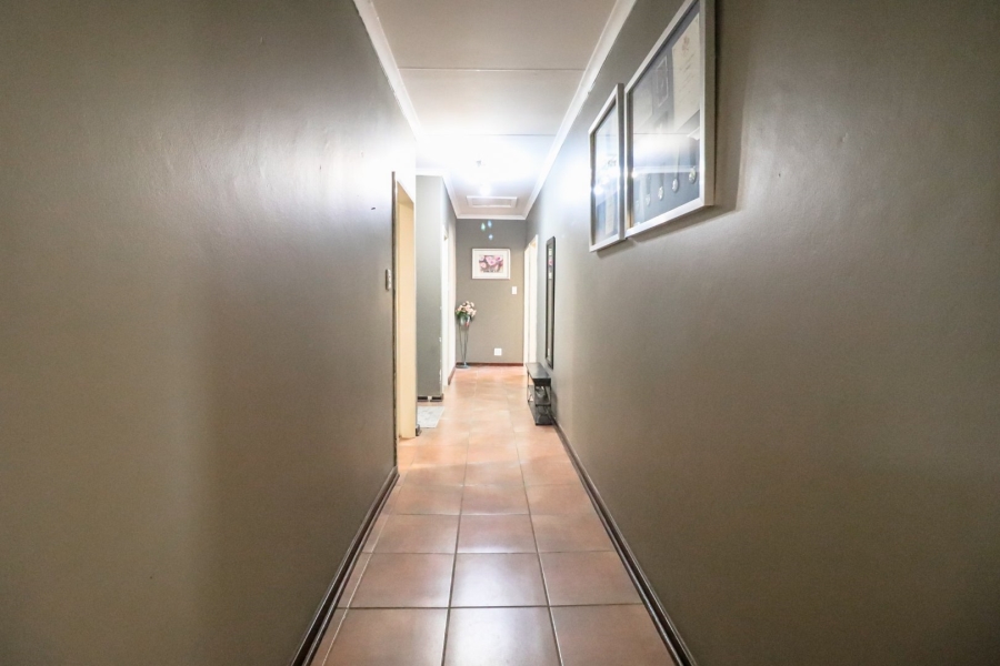 6 Bedroom Property for Sale in Heuwelsig Free State